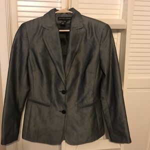 Fun and easy to wear blazer. Very comfortable!